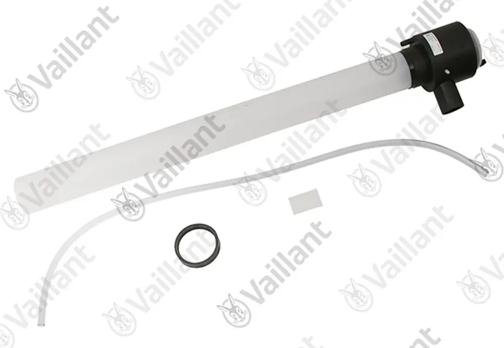 Vaillant Abgasrohr, bestehend aus einem langen Rohr, einem Anschlussstück und einer Dichtungsdichtung, in einer neutralen Umgebung abgebildet.